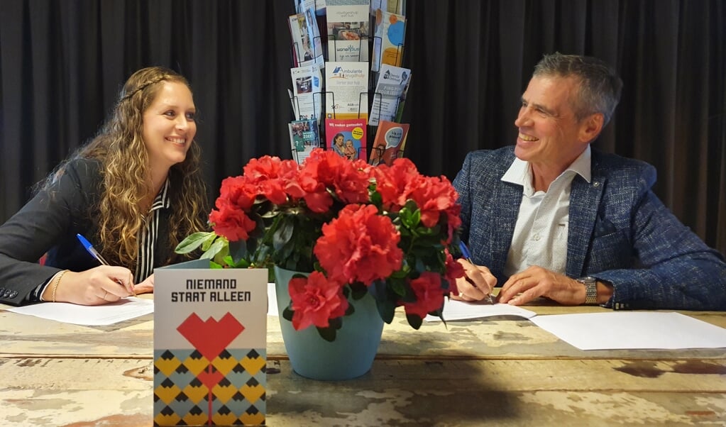 Jos Albers (Wijkcentrum Overdie) en Marieke During (RCO De Hoofdzaak) ondertekenen samenwerkingsovereenkomst.