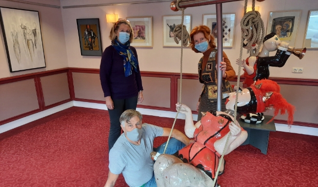 <p>Henriette Doeve-Mensink, Jurgen Fontein en Gonny van den Oudenallen (van linkse naar rechts) zorgen voor veilig bezoek aan een bonte toptentoonstelling</p>