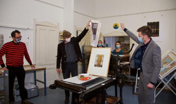 <p>Wethouder Braak onthulde zondag 25 oktober de Vriendenprent 2020. </p>