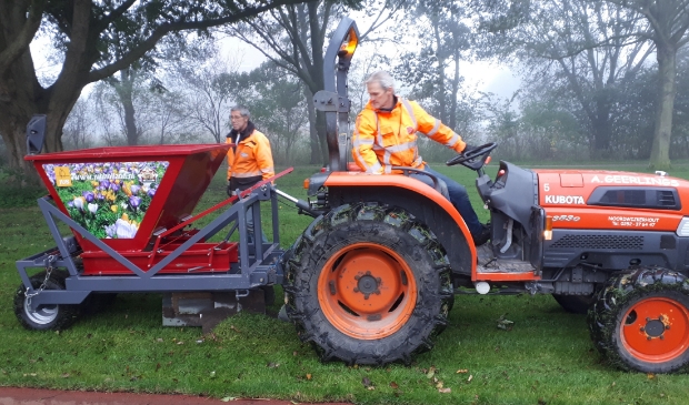 <p>Op de Nationale Bollenplantdag hebben Heemskerkse tuinders een heus bloembollenlint geplant in de groenstrook langs De Baandert.</p>