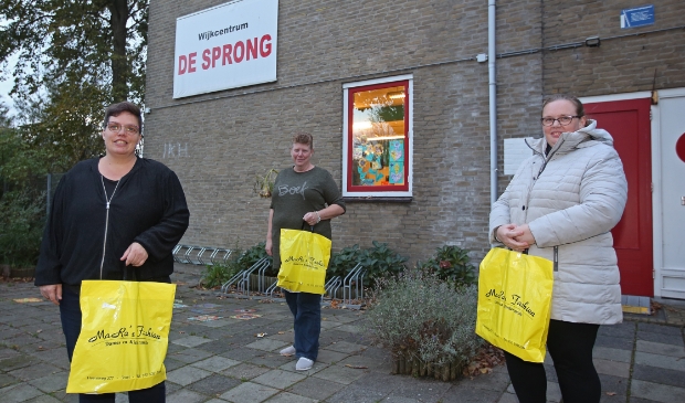 <p>Peggy Meulman met vrijwilligers Gabriel en Annette voor De Sprong gaan op pad om te bezorgen.</p>