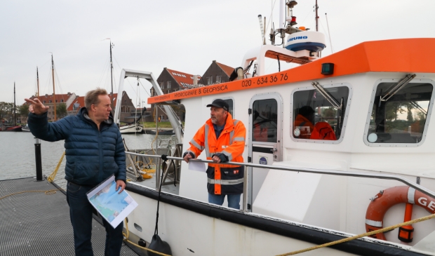 <p><em>Gemeentelijk archeoloog Michiel Bartels met een bodemdieptekaart van het Hoornse Hop en projectleider Seger van den Brenk van Periplus Archeomare.</em> </p>