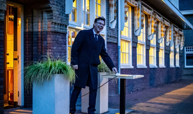 <p>Burgemeester Ronald Wortelboer ontsteekt blauw licht bij Theater Het Postkantoor.</p>