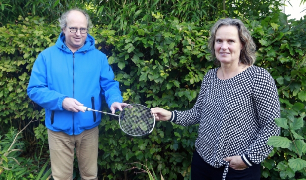 <p>De voorzitters Walter Wuis (links) en mede bestuurslid Martine Smit van Badmintonvereniging HHW'69.</p>