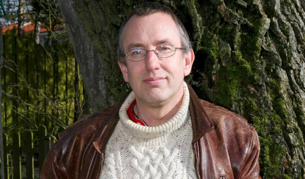 <p>Dichter en schrijver Jabik Veenbaas uit Bakkum.</p>