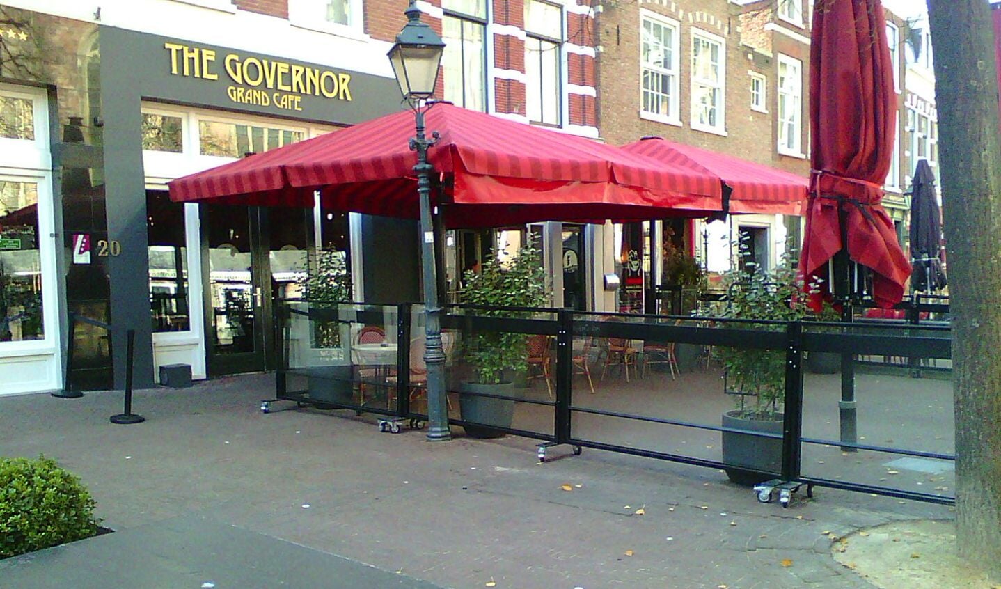 Lege terrassen en lege panden sieren de stad Haarlem.