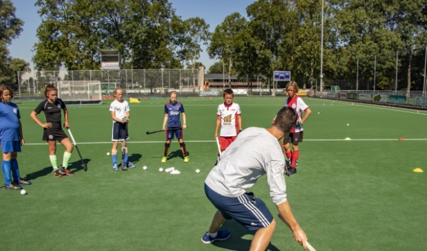<p>Bob Henfling tijdens de training van Personal Hockey Coach.</p>