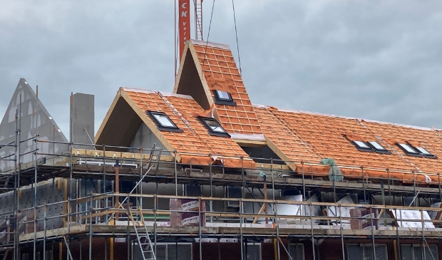 <p>KBK plaatste onlangs de laatste kappen op 24 sociale huurwoningen in de Beemster.</p>