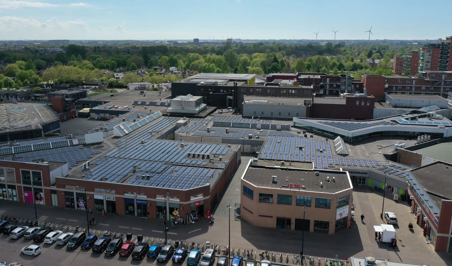 Het dak van winkelcentrum Middenwaard is bedekt met zonnepanelen