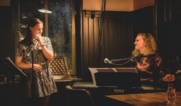 <p>Jikke zingt, Esmee speelt piano.</p>
