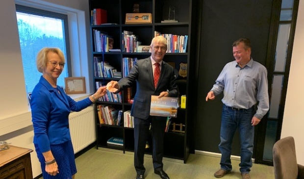 <p>Ineke Meijer, burgemeester Nobel en fotograaf Ed van Pelt.</p>