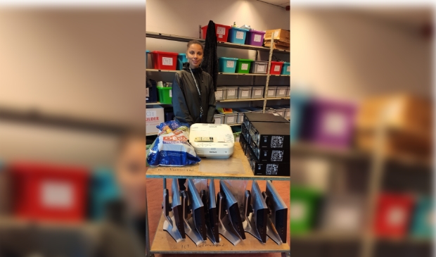 <p> Linda Neves van Stichting Sparkling Treasure met de gedoneerde computers van het Regio College. </p>