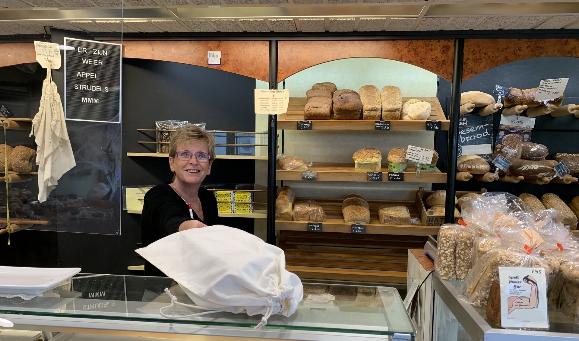 Marijke overhandigd in Bakkerij Brakenhoff een brood in een duurzame zak. Brakenhoff is een van de vele winkels die willen gaan voor minder afval.