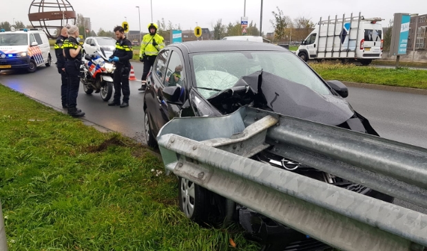 <p>De zwaar beschadigde auto. </p>