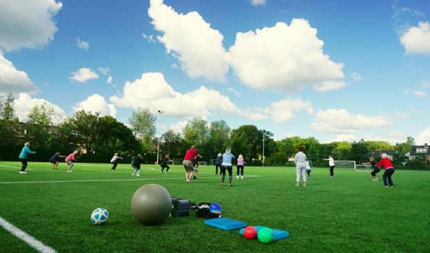 <p>Ouderen sporten bij Alliance'22.</p>
