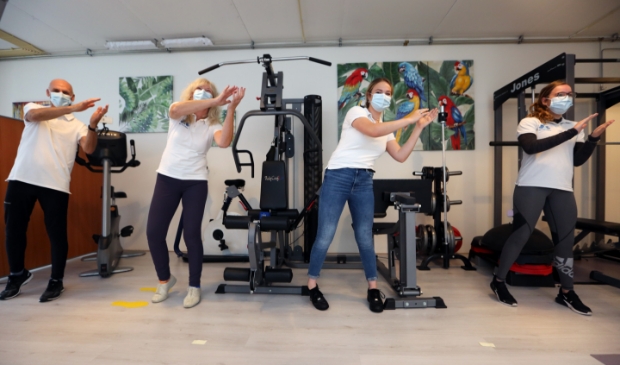 <p>Zilla danst de Jerusalema met vlnr Hans, Zilla, Tessa en Cynthia.</p>