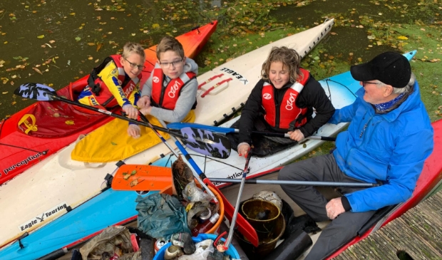<p>De kanojeugd van kanovereniging Flevo haalt zwerfvuil uit de sloten in het Dwaalpark.</p>