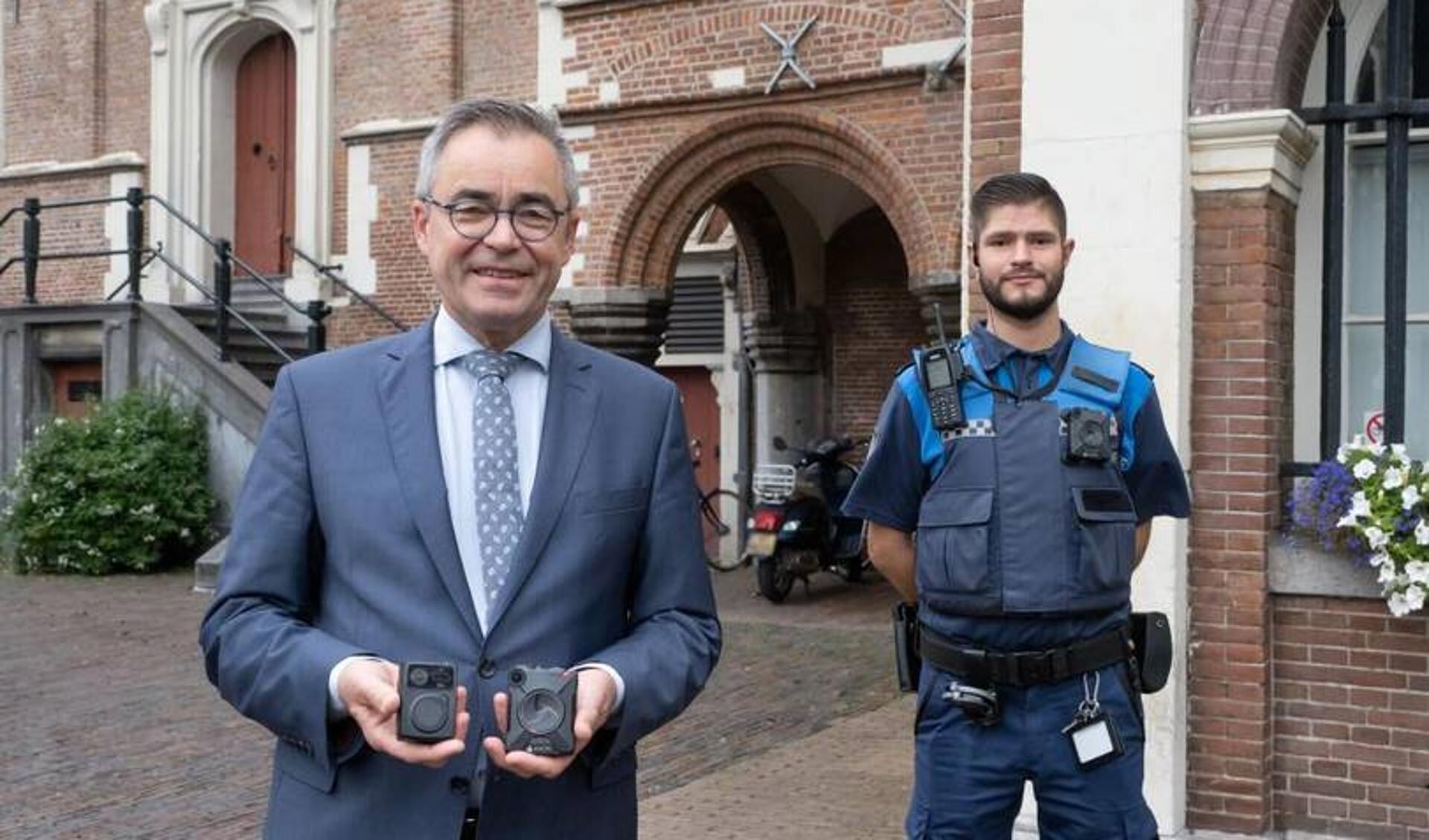 Handhavers van de gemeente Haarlem mogen vanaf 1 oktober de bodycam gebruiken als ze in een voor hen onveilige situatie komen. 