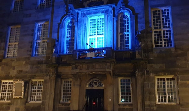<p>Het balkon van het stadhuis blauw uitgelicht.</p>
