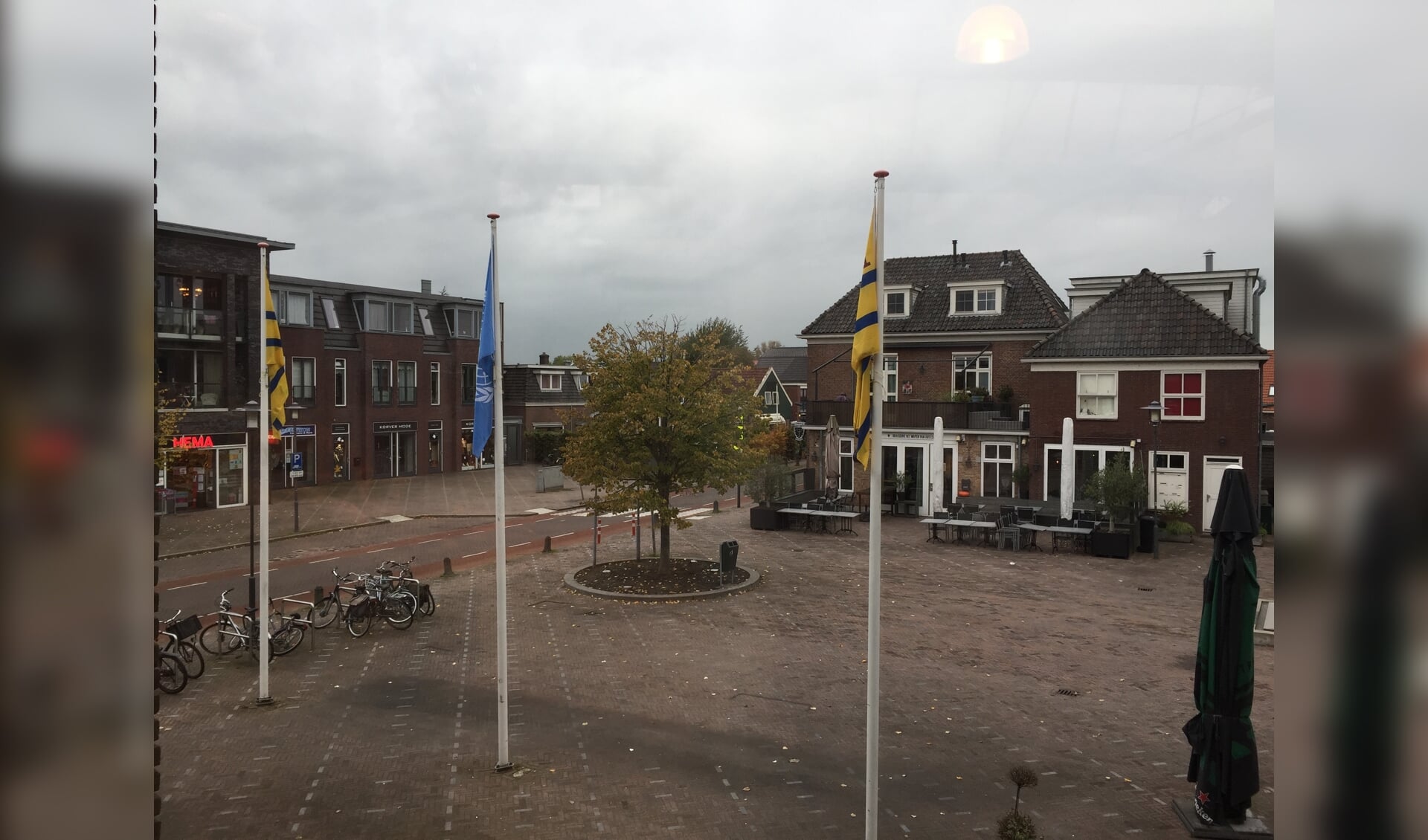 De VN-vlag wappert in Oostzaan - als er genoeg wind staat.