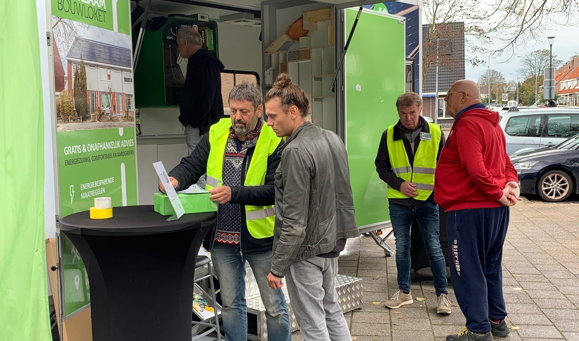 De energiecoaches van EcoHeemskerk gaven aan bijna 100 Heemskerkers voorlichting over isolatiematerialen en over de lopende woningisolatie-actie. 