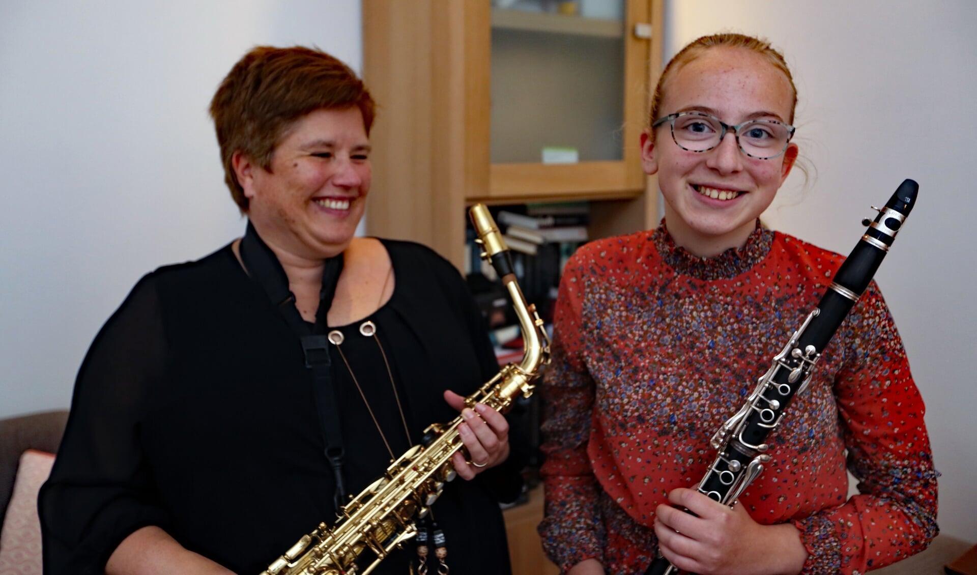 Maureen en Janine spelen samen bij de harmonie Sint-Caecilia in Lutjebroek.