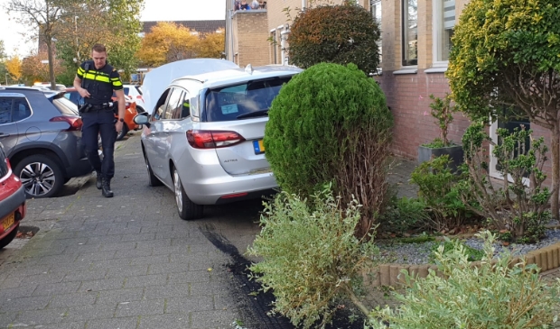 <p>De auto kwam tot stilstand in een tuintje met een betonnen opstaande rand. </p>
