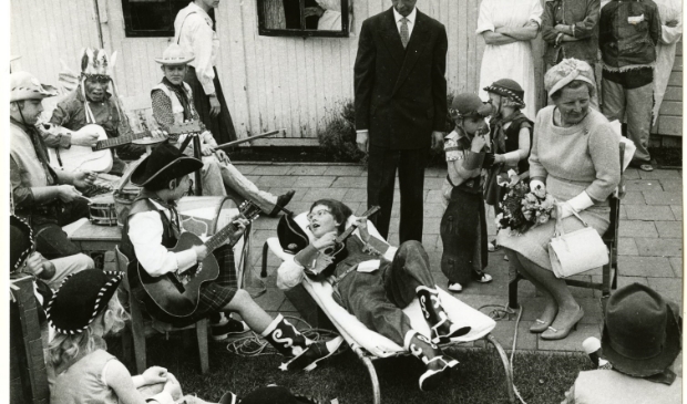 <p>Koningin Juliana op bezoek bij tbc-patiëntjes.</p>