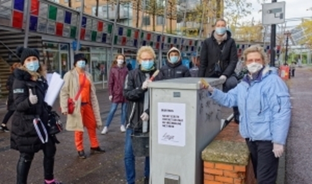 <p>De plak-groep kort na hun eerste actie </p>