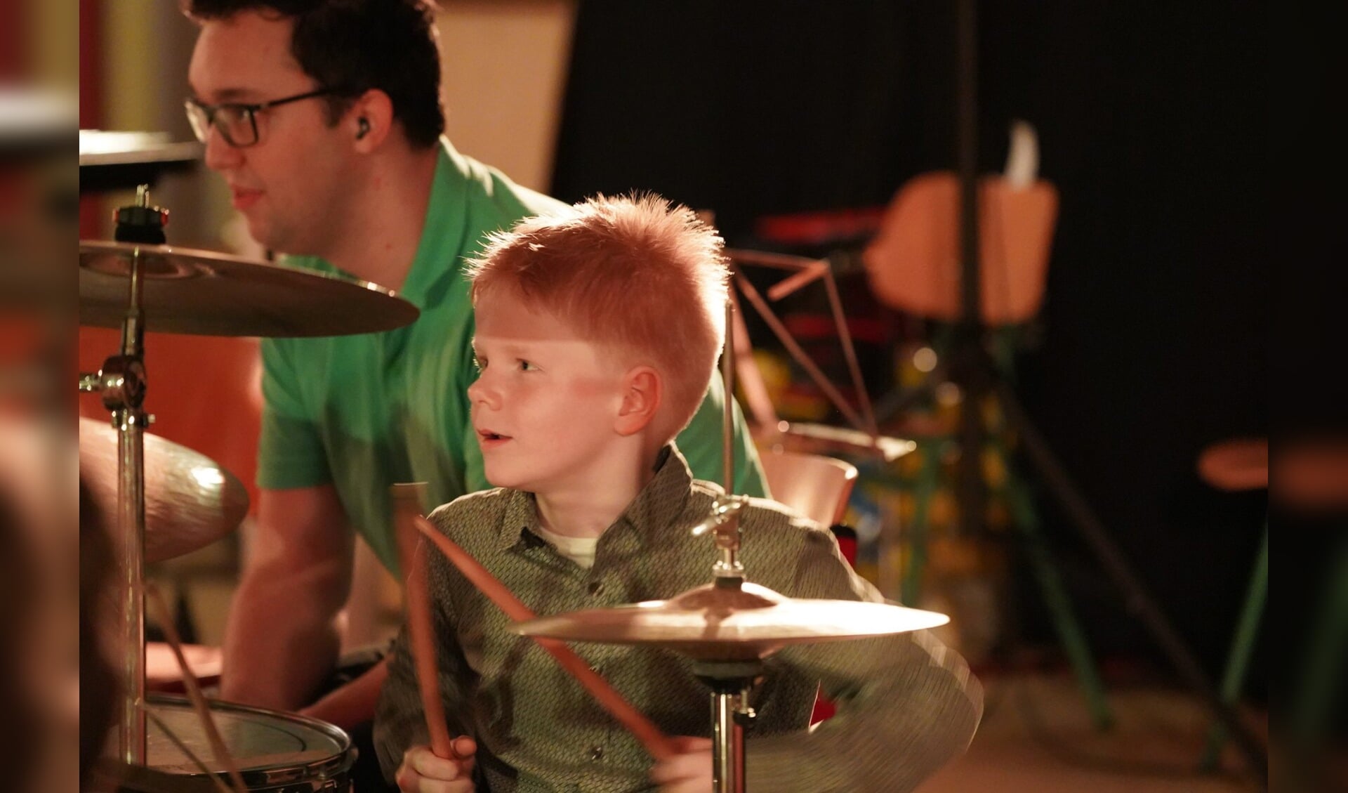 Jongetje leert spelen op een drumstel bij Emergo Castricum.