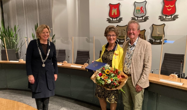 <p>Burgemeester Bonsen met mevrouw en de heer Van Leijen.</p>