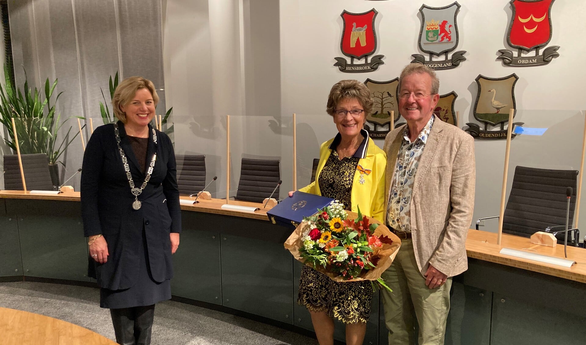 Burgemeester Bonsen met mevrouw en de heer Van Leijen.