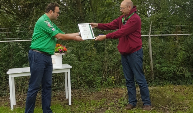 <p>Gouden Edelhert en oorkonde voor Michiel Pop.</p>