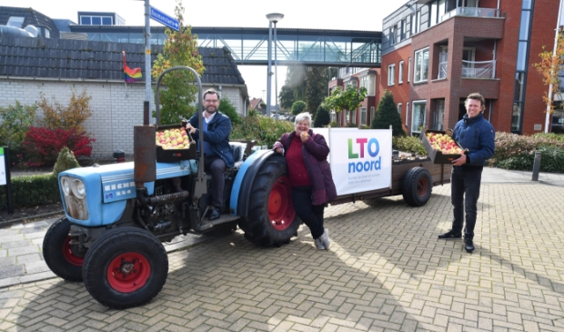 <p pstyle="PLAT">Burgemeester Michiel Pijl deelde vanmiddag om half twee appels uit bij verzorginshuis De Bosman in Venhuizen.</p>