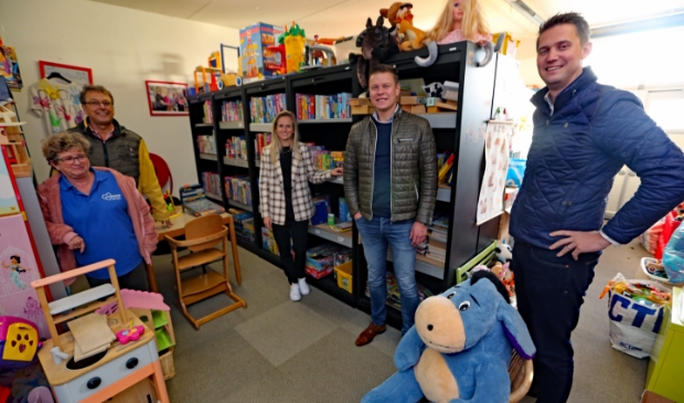 <p>Vlnr. Tineke en Mattae van Stichting Je mag er zijn ontvangen Sanne, Corjan en Allard van JCI Heerhugowaard.</p>