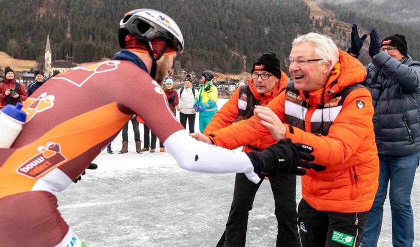 Bertjan van der Veen vangt op de Weissensee de winnende Jouke Hoogeveen op. (Foto Erik Homan)
