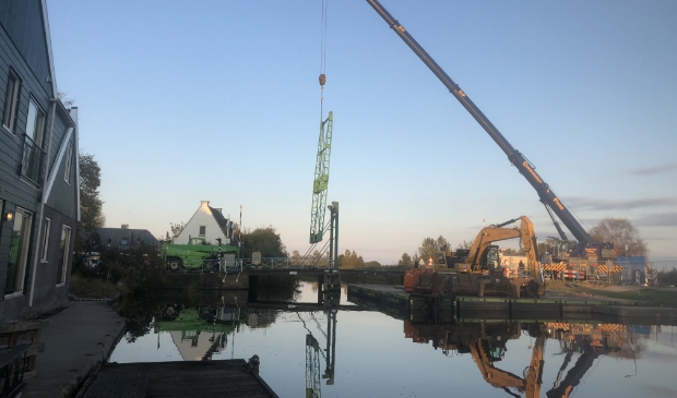 <p>Vrijdag 16 oktober werd het eerste deel van de brug ontmanteld door C&P Kraamverhuur uit De Rijp.</p>