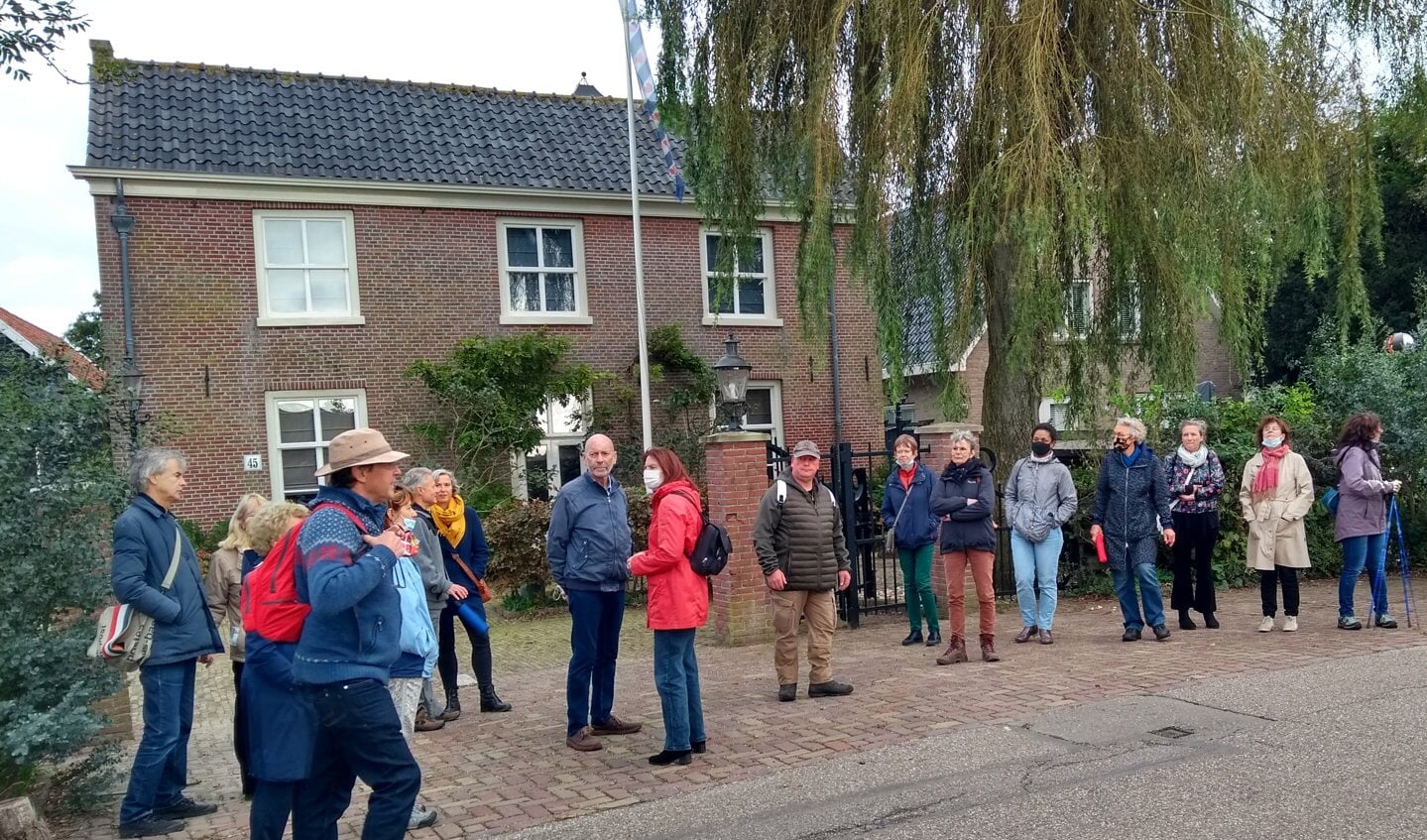 Nick Nuyens (met hoed) en belangstellenden bij het voormalige Raadhuis aan de Zuid-Schalkwijkerweg.