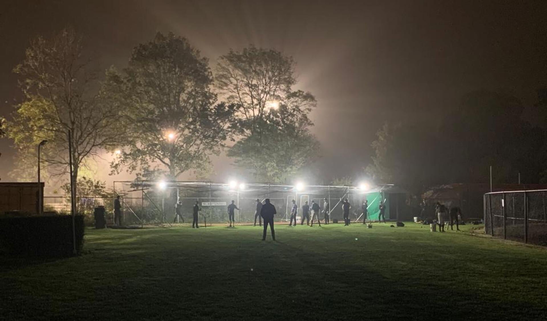 Recent geïnstalleerd licht rondom de slagkooi. De grote lampen op de achtergrond zijn van de naburige atletiekvereniging HERA. 