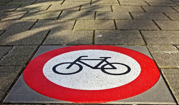 <p>Houd de weekmarkt veilig en stap van de fiets.</p>