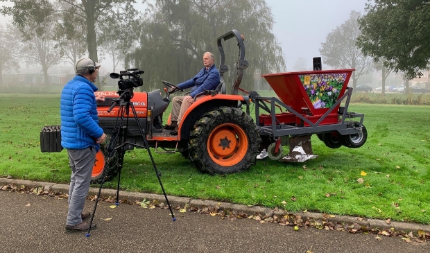 <p>Vrijdag 23 oktober, arriveert de bollenplantmachine om 07.45 uur, de Heemskerkse TV wacht deze op. </p>