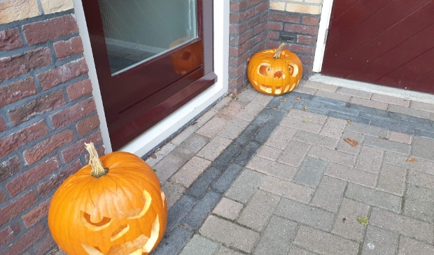 <p>Wat je met pompoen al niet kan doen! Uithollen, gezicht van maken en lichtje erin.</p>