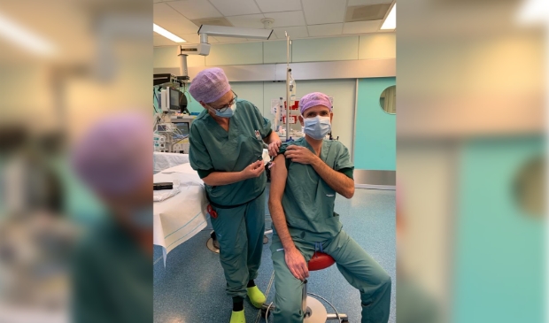 <p>Op onder andere de OK vaccineerden collega’s elkaar. </p>