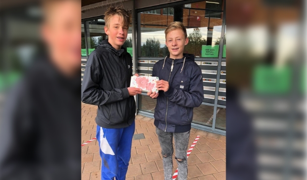 <p>Bas en Joost bij Rigtershof met zelfgemaakte kaarten tegen de eenzaamheid.</p>