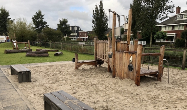 <p>Het speelterrein ligt er fraai bij.</p>