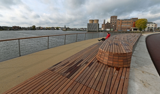 <p>De nieuwe boezembrug en de wandelpromenade met zitbank zijn een verrijking voor Halfweg en Zwanenburg.</p>