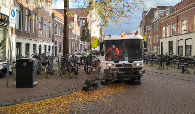 <p>Een veger van Spaarnelanden aan het werk.</p>
