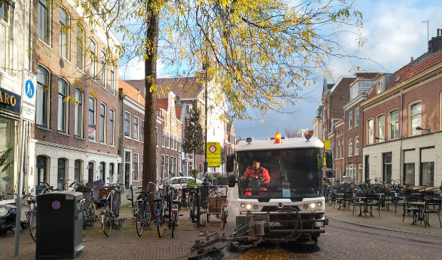 <p>Spaarnelanden zorgt ervoor dat de wegen schoon blijven van bladeren.</p>