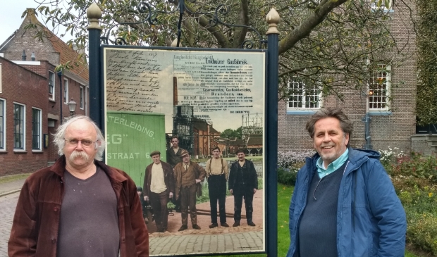 <p>Klaas Koeman en Frans van Leeuwen, breinen achter de informatieborden over historisch Enkhuizen.</p>