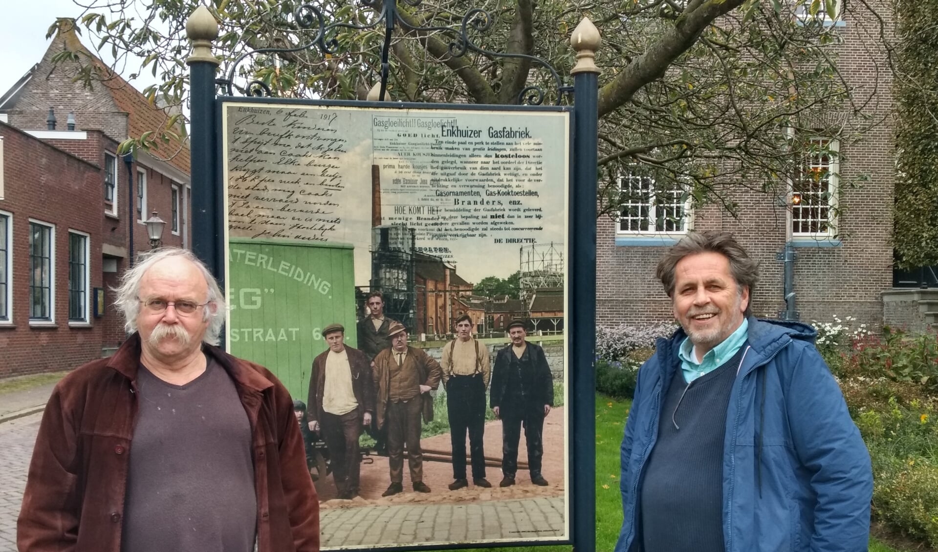 Klaas Koeman en Frans van Leeuwen, breinen achter de informatieborden over historisch Enkhuizen.
